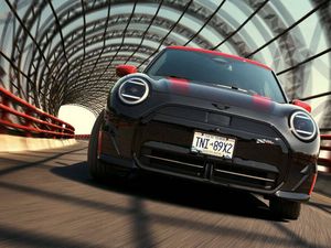 Der neue Mini John Cooper Works legt sich in die Kurve Der neue Mini John Cooper Works legt sich in die Kurve