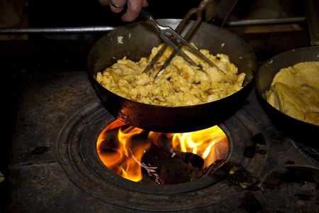 Nach alter Tradition zu kochen lernen Gäste des Restaurant zur Geierwally in Elbigenalp/ Lechtal