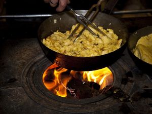Nach alter Tradition zu kochen lernen Gäste des Restaurant zur Geierwally in Elbigenalp/ Lechtal Nach alter Tradition zu kochen lernen Gäste des Restaurant zur Geierwally in Elbigenalp/ Lechtal