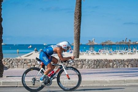 Bei der Radetappe der „Challenge Peguera-Mallorca“ genießen Teilnehmer teilweise auch Meerblic