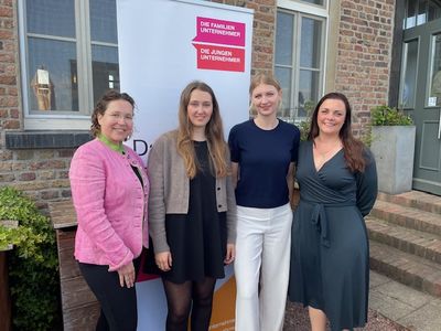 Ann-Kathrin Prömpers, Kim Herfurtner, Referentin Tara Gansfort und Kathrin de Blois