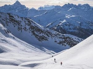 Die Skitour auf die Rote Kinkele führt durchs kleine Bergdorf Kamelisenalm im Osttiroler Villgratental Die Skitour auf die Rote Kinkele führt durchs kleine Bergdorf Kamelisenalm im Osttiroler Villgratental