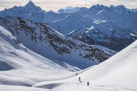 Die Skitour auf die Rote Kinkele führt durchs kleine Bergdorf Kamelisenalm im Osttiroler Villgratental