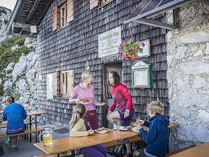 Seit Juli 2024 hat das Bad Reichenhaller Haus auf dem Hochstaufen, einer der Hausberge der bayerischen Kurstadt, einen neuen Pächter. Der Berggasthof ist in der Regel jeweils bis Mitte Oktober bewirtschaftet Seit Juli 2024 hat das Bad Reichenhaller Haus auf dem Hochstaufen, einer der Hausberge der bayerischen Kurstadt, einen neuen Pächter. Der Berggasthof ist in der Regel jeweils bis Mitte Oktober bewirtschaftet