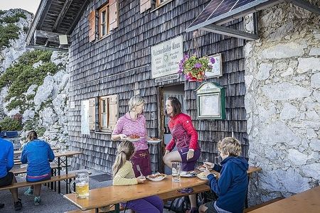 Seit Juli 2024 hat das Bad Reichenhaller Haus auf dem Hochstaufen, einer der Hausberge der bayerischen Kurstadt, einen neuen Pächter. Der Berggasthof ist in der Regel jeweils bis Mitte Oktober bewirtschaftet