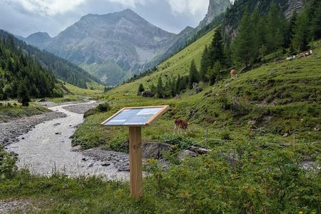 Entlang des neuen Naturwegs Alpe Kaisers im Tiroler Lechtal geben Erlebnisstationen inklusive Mitmach-Tipps spannende Einblicke in Wald, Klima und das Almleben in der österreichischen Region
