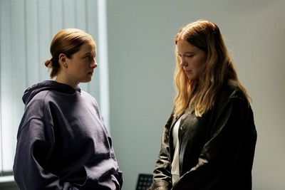 Die Sonderermittlerin Elsa (Jella Haase) erhebt schwere Vorwürfe gegen Lucys (Léa Seydoux) Mann