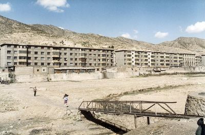 Qiaoqiao (Zhao Tao) und und Guo Bin (Li Zhubin) vor Sozialem Wohnungsbau in China