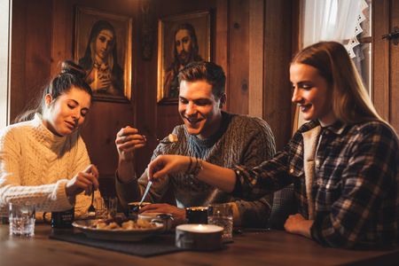 Schlemmen in St. Anton am Arlberg steht für eine Entdeckungsreise durch die Aromen der Alpen: Mit knisterndem Kamin, feinem Gedeck und Bergkulisse zeigt sich die Tiroler Region als Bühne für Genussmomente vom Weinkeller bis zur Gipfelstube