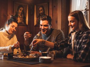 Schlemmen in St. Anton am Arlberg steht für eine Entdeckungsreise durch die Aromen der Alpen: Mit knisterndem Kamin, feinem Gedeck und Bergkulisse zeigt sich die Tiroler Region als Bühne für Genussmomente vom Weinkeller bis zur Gipfelstube Schlemmen in St. Anton am Arlberg steht für eine Entdeckungsreise durch die Aromen der Alpen: Mit knisterndem Kamin, feinem Gedeck und Bergkulisse zeigt sich die Tiroler Region als Bühne für Genussmomente vom Weinkeller bis zur Gipfelstube