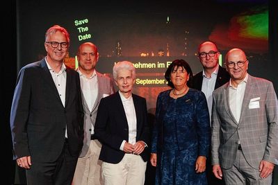 Dirk Brügge, Kreisdirektor Rhein-Kreis Neuss, Jens Stevens, NRW-Vorstand von DIE FAMILIENUNTERNEHMER, Marie-Agnes Strack-Zimmermann, Jutta Zülow, Zülow AG, Stephan Schneider, Vorstandsvorsitzender Digitale Stadt Düsseldorf, und Dominikus Penners, Vorstandsvorsitzender Stadtsparkasse Neuss