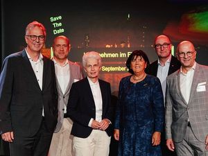 Dirk Brügge, Kreisdirektor Rhein-Kreis Neuss, Jens Stevens, NRW-Vorstand von DIE FAMILIENUNTERNEHMER, Marie-Agnes Strack-Zimmermann, Jutta Zülow, Zülow AG, Stephan Schneider, Vorstandsvorsitzender Digitale Stadt Düsseldorf, und Dominikus Penners, Vors Dirk Brügge, Kreisdirektor Rhein-Kreis Neuss, Jens Stevens, NRW-Vorstand von DIE FAMILIENUNTERNEHMER, Marie-Agnes Strack-Zimmermann, Jutta Zülow, Zülow AG, Stephan Schneider, Vorstandsvorsitzender Digitale Stadt Düsseldorf, und Dominikus Penners, Vorstandsvorsitzender Stadtsparkasse Neuss