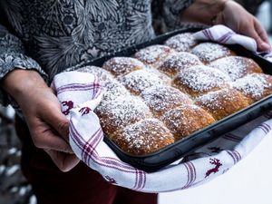 Die rein pflanzlichen Buchteln, die zum Frühstück im Drei-Sterne-Superior-Boutique-Hotel Dreimäderlhaus am Füssener Weißensee im Allgäu serviert werden Die rein pflanzlichen Buchteln, die zum Frühstück im Drei-Sterne-Superior-Boutique-Hotel Dreimäderlhaus am Füssener Weißensee im Allgäu serviert werden