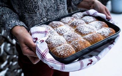 Die rein pflanzlichen Buchteln, die zum Frühstück im Drei-Sterne-Superior-Boutique-Hotel Dreimäderlhaus am Füssener Weißensee im Allgäu serviert werden