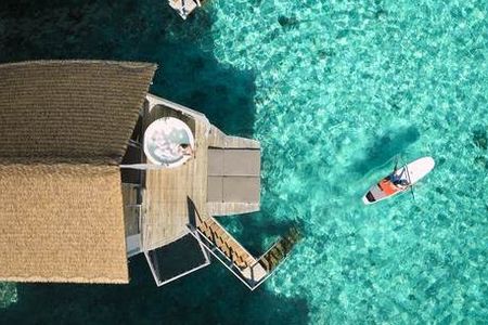 Zeit für Zweisamkeit: Im adults-only Centara Ras Fushi Resort & Spa auf den Malediven genießen Paare ungestörte Flitterwochen oder trauen sich sogar