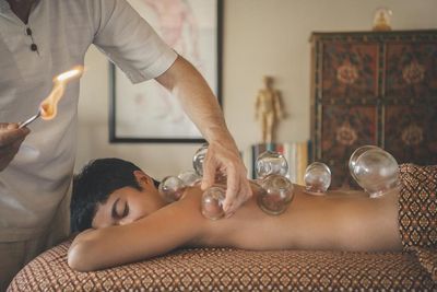 Das traditionelle Therapieverfahren des Schröpfens ist im thailändischen Kamalaya Wellness Sanctuary & Holistic Spa auf Koh Samui eine von vielen Anwendungen, die das ganz auf weibliche Bedürfnisse abgestimmte Wellnessprogramm „Radiant Bliss“ umfasst