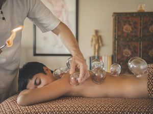 Das traditionelle Therapieverfahren des Schröpfens ist im thailändischen Kamalaya Wellness Sanctuary & Holistic Spa auf Koh Samui eine von vielen Anwendungen, die das ganz auf weibliche Bedürfnisse abgestimmte Wellnessprogramm „Radiant Bliss“ umfas Das traditionelle Therapieverfahren des Schröpfens ist im thailändischen Kamalaya Wellness Sanctuary & Holistic Spa auf Koh Samui eine von vielen Anwendungen, die das ganz auf weibliche Bedürfnisse abgestimmte Wellnessprogramm „Radiant Bliss“ umfasst