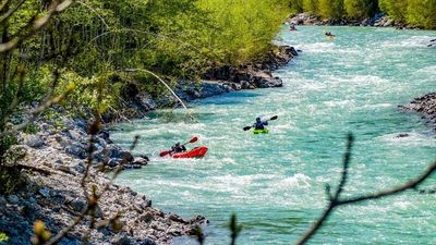 Entlang der Weitwanderstrecke „Lechweg – von der Quelle bis zum Fall“ können Wasserratten eine der Etappen im Tiroler Lechtal auch im Kajak auf einem der letzten Wildflüsse Europas zurücklegen