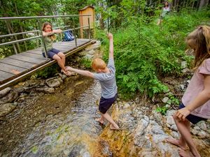 Wassertreten im natürlichen Bachlauf – der Vitalweg Holzgau im Tiroler Lechtal lädt zu aktiver Erfrischung ein Wassertreten im natürlichen Bachlauf – der Vitalweg Holzgau im Tiroler Lechtal lädt zu aktiver Erfrischung ein