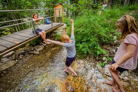 Wassertreten im natürlichen Bachlauf – der Vitalweg Holzgau im Tiroler Lechtal lädt zu aktiver Erfrischung ein