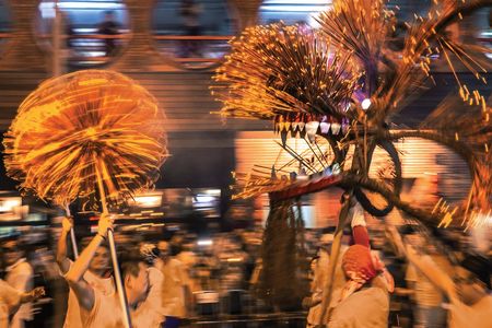Jedes Jahr zum Mittherbstfest erwacht ein lodernder Feuerdrache zum Leben und zieht durch die Straßen und Gassen von Tai Hang