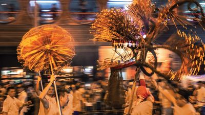 Jedes Jahr zum Mittherbstfest erwacht ein lodernder Feuerdrache zum Leben und zieht durch die Straßen und Gassen von Tai Hang