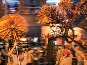 Jedes Jahr zum Mittherbstfest erwacht ein lodernder Feuerdrache zum Leben und zieht durch die Straßen und Gassen von Tai Hang Jedes Jahr zum Mittherbstfest erwacht ein lodernder Feuerdrache zum Leben und zieht durch die Straßen und Gassen von Tai Hang