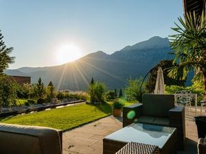Nur einen kurzen Spaziergang von Bad Reichenhalls Zentrum entfernt überblicken Gäste im Garten der Villa Sonnenhof in der Gemeinde Bayerisch Gmain die Alpenstadt Nur einen kurzen Spaziergang von Bad Reichenhalls Zentrum entfernt überblicken Gäste im Garten der Villa Sonnenhof in der Gemeinde Bayerisch Gmain die Alpenstadt