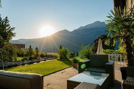 Nur einen kurzen Spaziergang von Bad Reichenhalls Zentrum entfernt überblicken Gäste im Garten der Villa Sonnenhof in der Gemeinde Bayerisch Gmain die Alpenstadt