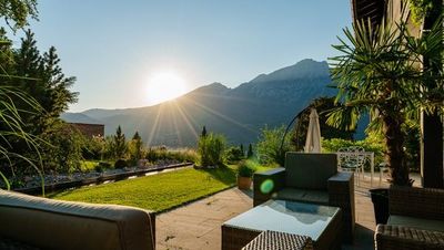 Nur einen kurzen Spaziergang von Bad Reichenhalls Zentrum entfernt überblicken Gäste im Garten der Villa Sonnenhof in der Gemeinde Bayerisch Gmain die Alpenstadt