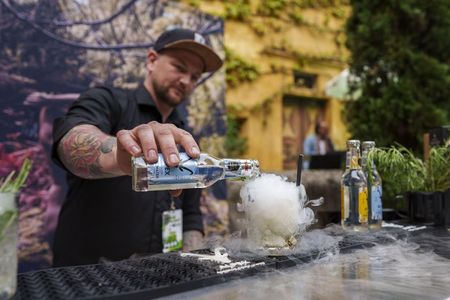 Ein Hoch auf den Wacholder! Beim Südtiroler Gin Festival „Cause I’m G&T“ in Schenna bei Meran treffen Barkunst und Genusskultur aufeinander