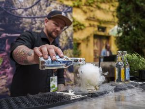 Ein Hoch auf den Wacholder! Beim Südtiroler Gin Festival „Cause I’m G&T“ in Schenna bei Meran treffen Barkunst und Genusskultur aufeinander Ein Hoch auf den Wacholder! Beim Südtiroler Gin Festival „Cause I’m G&T“ in Schenna bei Meran treffen Barkunst und Genusskultur aufeinander