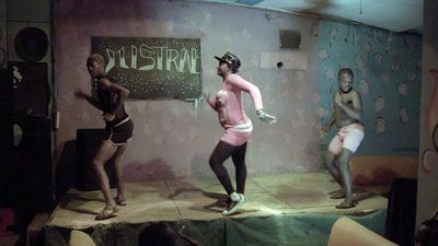 Tänzer in einer von Homosexuellen besuchten Bar in der Hauptstadt Yaoundé