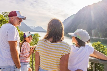 Der Sylvensteinsee ist ein entspanntes Ausflugsziel für die ganze Familie