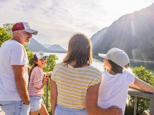 Der Sylvensteinsee ist ein entspanntes Ausflugsziel für die ganze Familie Der Sylvensteinsee ist ein entspanntes Ausflugsziel für die ganze Familie