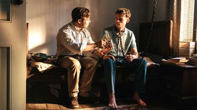 Weil Tommy (Anson Boon, r.) das böse Spiel mitspielt, belohnt ihn Chris (Stephen Graham) mit einem Bier
