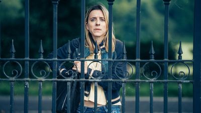 Die mazedonische Putzfrau Rina (Monika Frajczyk) weiß, was im Haus vor sich geht
