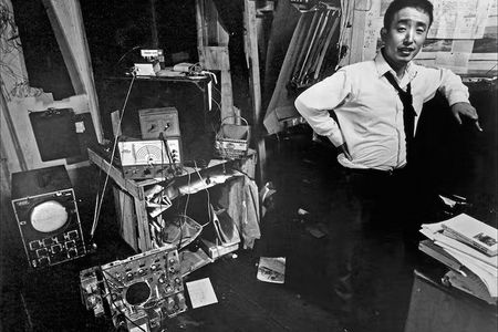 Herr der Heimelektronik: Nam June Paik in seinem Atelier, Mitte der 1960er Jahre