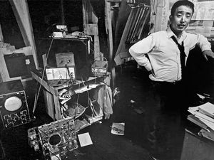 Herr der Heimelektronik: Nam June Paik in seinem Atelier, Mitte der 1960er Jahre Herr der Heimelektronik: Nam June Paik in seinem Atelier, Mitte der 1960er Jahre