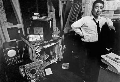 Herr der Heimelektronik: Nam June Paik in seinem Atelier, Mitte der 1960er Jahre