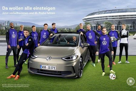 Neben den Spielern und Trainer Julian Nagelsmann tritt auch Sportdirektor Rudi Völler auf