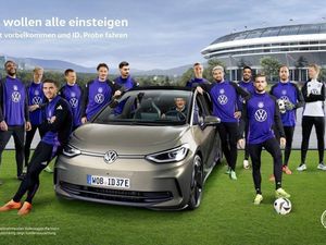 Neben den Spielern und Trainer Julian Nagelsmann tritt auch Sportdirektor Rudi Völler auf
