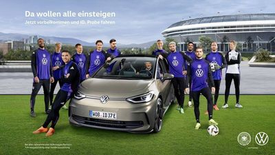 Neben den Spielern und Trainer Julian Nagelsmann tritt auch Sportdirektor Rudi Völler auf