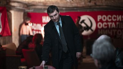 Kreml-Berater Vadim Baranov (Paul Dano) will die "Nationalbolschewistische Partei" von Eduard Limonov für seine Zwecke einspannen