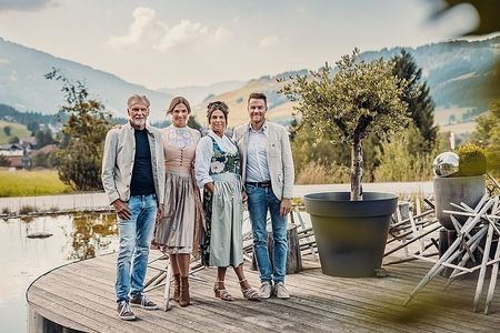 Aufregende Jahre hinter sich und doch alle Augen in die Zukunft gerichtet – Markus, Viviana, Ulrika und Marcel Gutheinz (v.l.n.r.) sind als Hoteliersfamilie und Gastgeber im Tiroler Hotel Jungbrunn über die Grenzen Österreichs hinaus bekannt