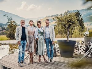 Aufregende Jahre hinter sich und doch alle Augen in die Zukunft gerichtet – Markus, Viviana, Ulrika und Marcel Gutheinz (v.l.n.r.) sind als Hoteliersfamilie und Gastgeber im Tiroler Hotel Jungbrunn über die Grenzen Österreichs hinaus bekannt Aufregende Jahre hinter sich und doch alle Augen in die Zukunft gerichtet – Markus, Viviana, Ulrika und Marcel Gutheinz (v.l.n.r.) sind als Hoteliersfamilie und Gastgeber im Tiroler Hotel Jungbrunn über die Grenzen Österreichs hinaus bekannt