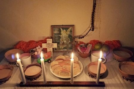 Kerzen auf Altar 