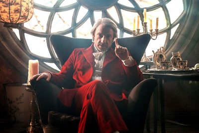 Meister Hora (Martin Freeman), der Hüter der Zeit 