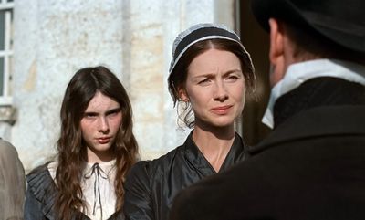 Margaret Dashwood (Bodhi Rae Breathnach) und Mrs. Dashwood (Caitríona Balfe)