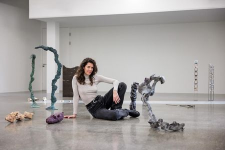 Angelika Loderer lebt und wirkt in Wien und ist bekannt für ihre skulpturalen Arbeiten und Installationen